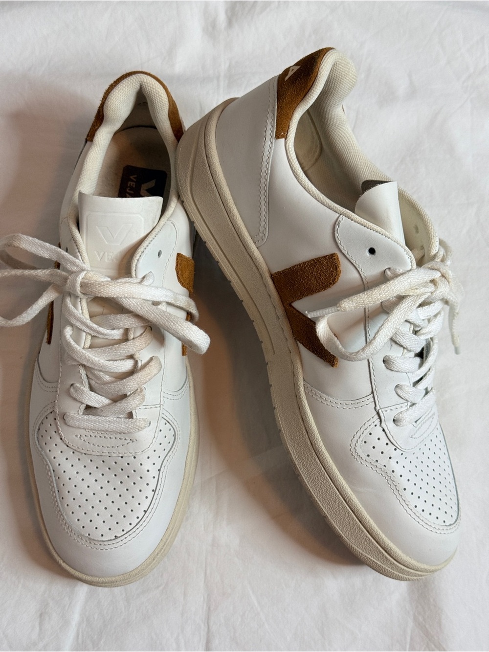 VEJA V-10 Leather Sneakers Extra White Camel Suede EUC Sz 40 US W9